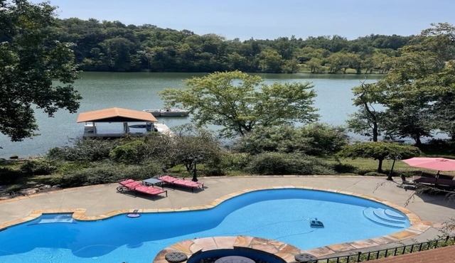 Tremendous 4-bedroom house with Boat Dock, Pool and Hot Tub in charming Harriman