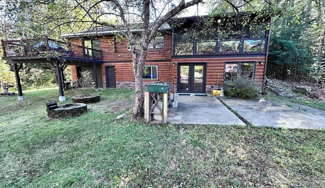 Tremendous 4 bedroom Cabin with Hot Tub in charming Hermit Lake Sanbornton