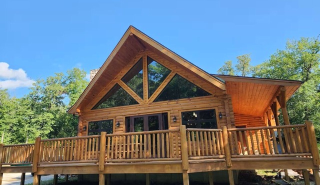 Tremendous 5-bedroom cabin near Lake Tenkiller!