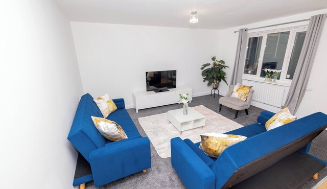 Tremendous 5-bedroom house in charming Corby for your getaway