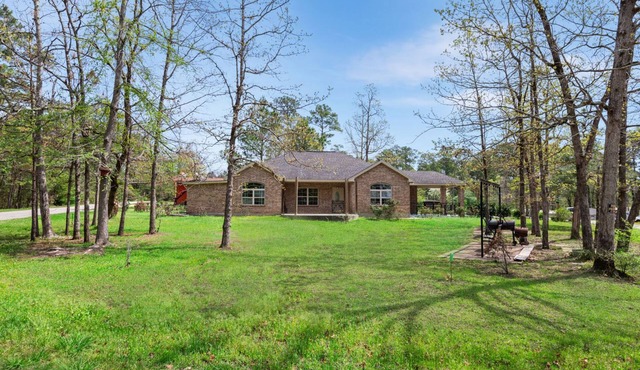 Tremendous Family Home on the Curve! 3-bedrooms close to the lake and amenities