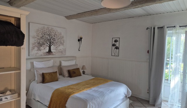 Tremendous studio with AC in charming Crest