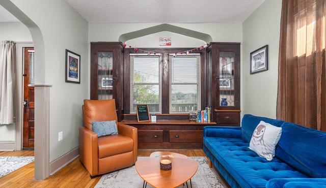 Tremont - 2BR apt - Pet Friendly, Convenient to Stadiums, Clinic, Museums & more