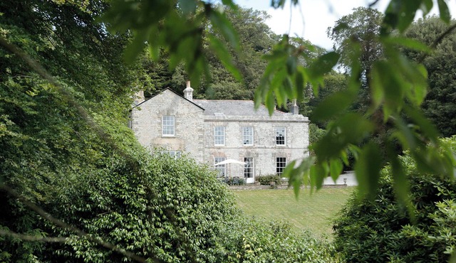 Trenarren House, 2 acres private garden & sea views (pet & family-friendly)