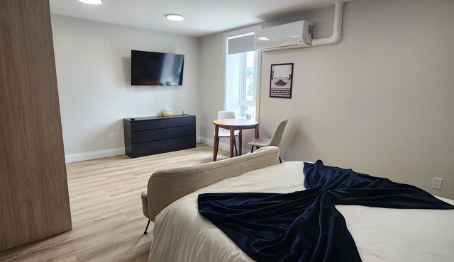 Trendy 1 Queen Bed Studio Prime Downtown location
