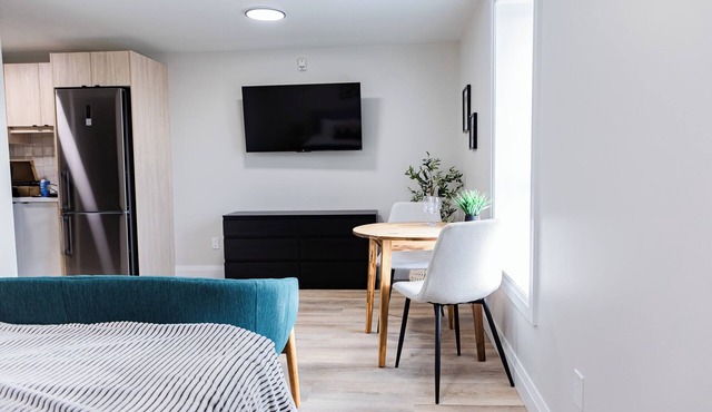Trendy 1 queen bed studio Prime Downtown location