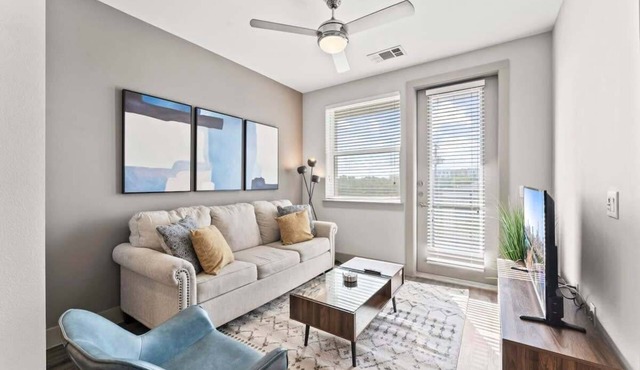 Trendy 1BR king suite close to DT w/fast WiFi