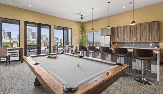 Trendy 1BR w/10ft Ceilings+FREE Parking+ Pets OK