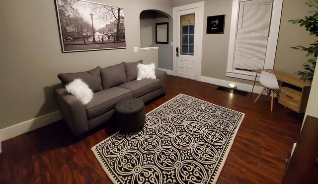 Trendy 2 bed 1 bath Duplex