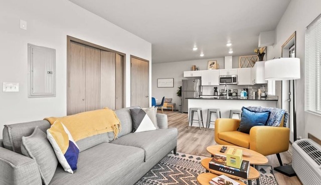 Trendy 2 Bed 2 Bath Near Perry Dist and Downtown!