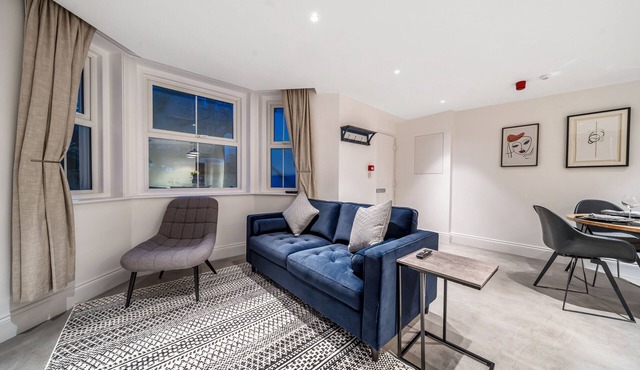 Trendy 2 bedroom and 2 bathroom apartment minutes from beach