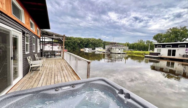 Trendy 2-bedroom floating cabin on river backwaters with HOT TUB!