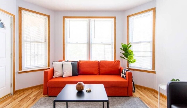 Trendy 2BR Apartment in Logan Square!