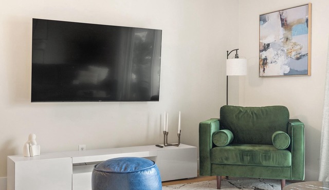 Trendy 2BR Inglewood Stay 5 Mins to DT & Stampede