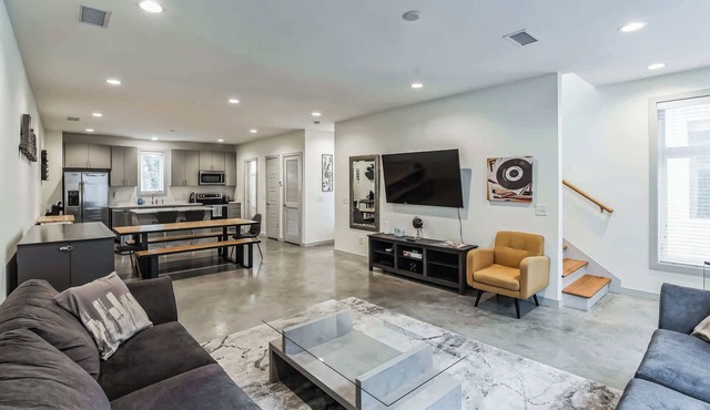 Trendy 3 BDR for 8, Heart of Nash! Near 5 Points