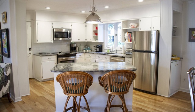 Trendy 3 Bedroom 2 Bathroom In Historic Village - Walk To Everything