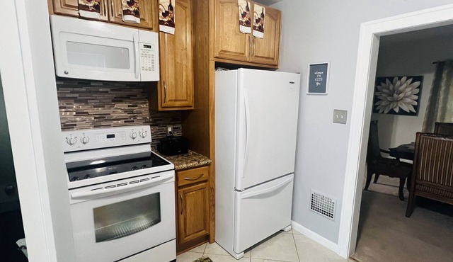 Trendy 3 Bedroom Residential Home with a taste of beauty!