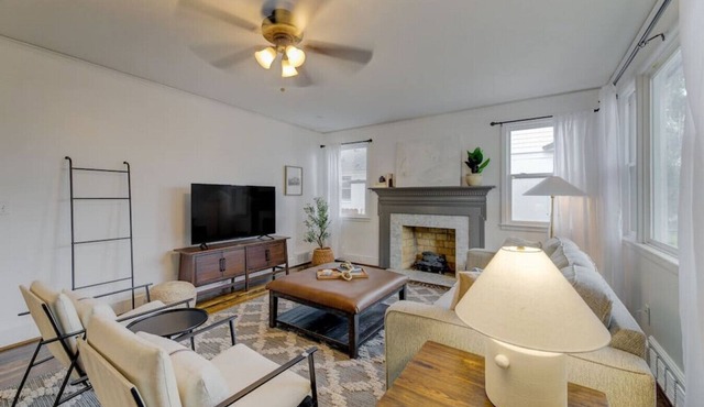 Trendy 3BR Bungalow | Mins to ZOO, USC & Ft Jacksn