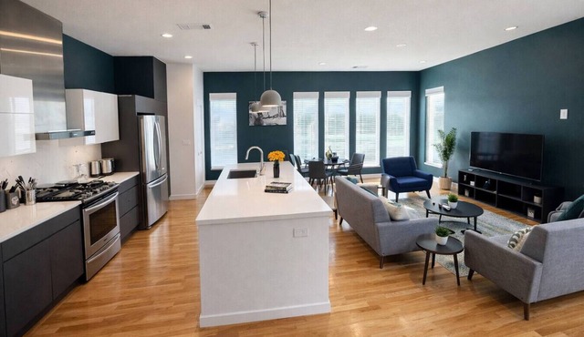 Trendy 3BR I Parking I Workspace