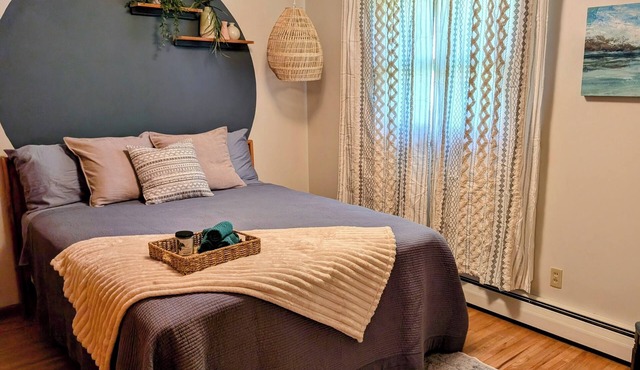 Trendy 4-bedroom cabin, comfortable and spacious, with kid friendly beach