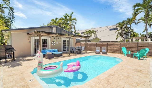 Trendy 4 Bedroom House Minutes from the Beach