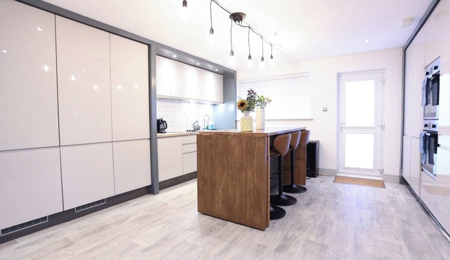 Trendy 6-Bedroom Bristol Home | Spacious Group Stay by North St & City Centre