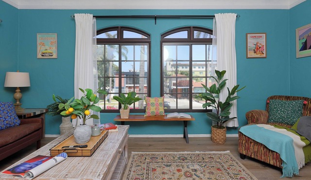 Trendy and Artsy Home 10 mins. drive to Disneyland