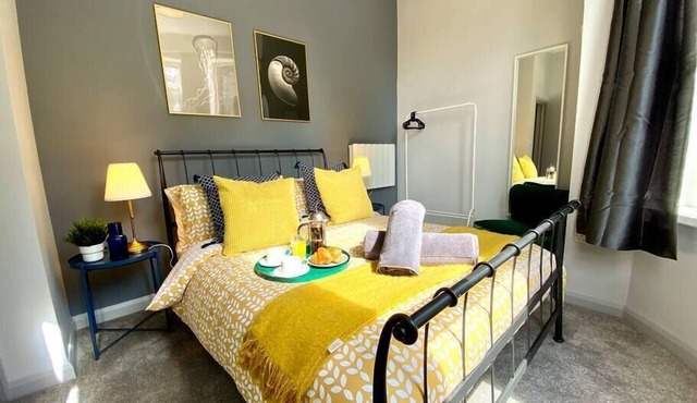 Trendy Apartment - 5 minute walk to the beach!