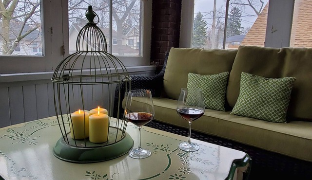 Trendy Apartment, Steps to Niagara Falls, Free Parking, Walk to Attractions!