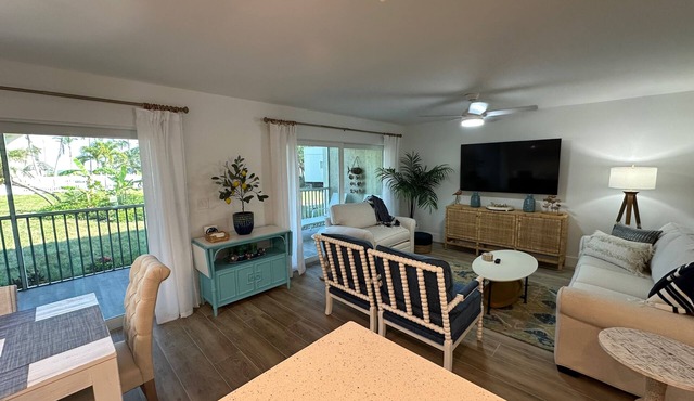 TRENDY BEACH CONDO ON THE GROUND FLOOR!