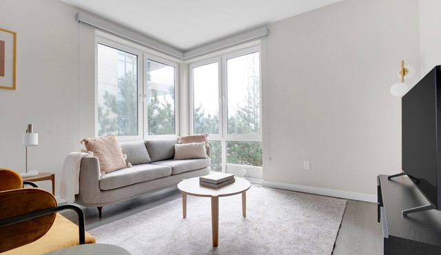 Trendy Bellevue 2BR w/Pool, Spa & Gym, close to shopping, by Blueground