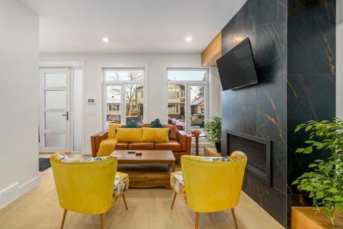 Trendy Bridgeland, Fireplace, King Beds, AC