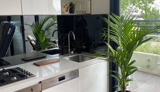 Trendy Brunswick apartment, close to lygon st restaurants, balcony city views