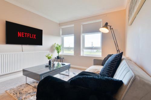 Trendy Central Apartment with Free Parking - Perfect for Contractors and Families