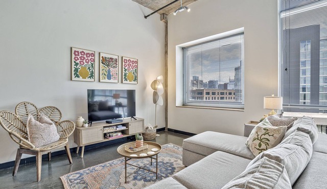 Trendy & Central Gulch Condo!