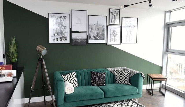 Trendy city centre apartment with free parking