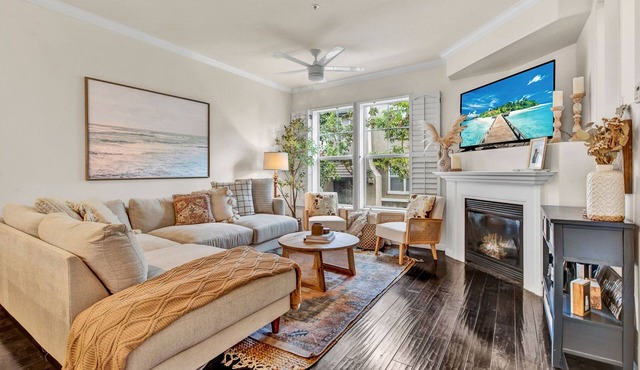Trendy Coastal Townhome - Centrally Located!