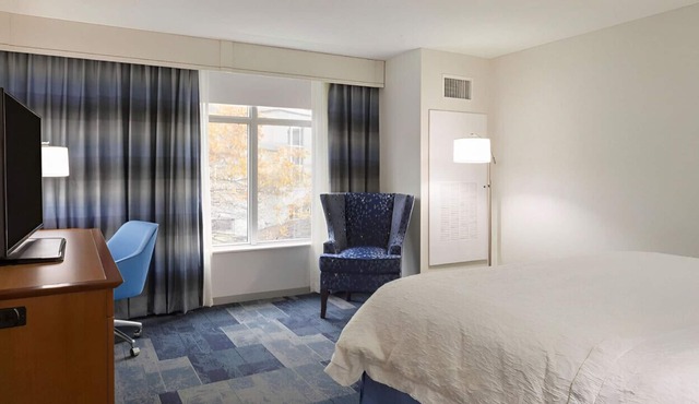 Trendy & Comfortable King Suite! Pool, Gym, Bar