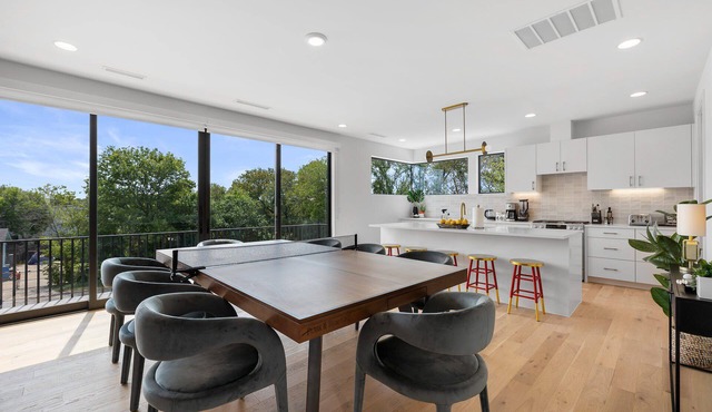 Trendy East Austin Condo with Rooftop Deck + Downtown Views - Rayne