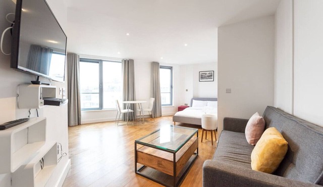 Trendy East London Studio (ART73)