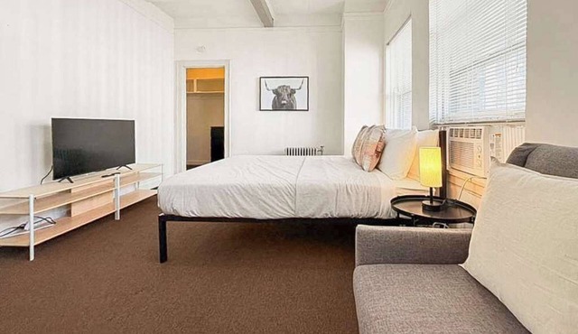 Trendy Gold Coast Studio Close to Downtown