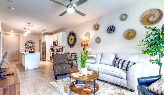Trendy Hidden Gem Apt w/free Parking Pets allowed