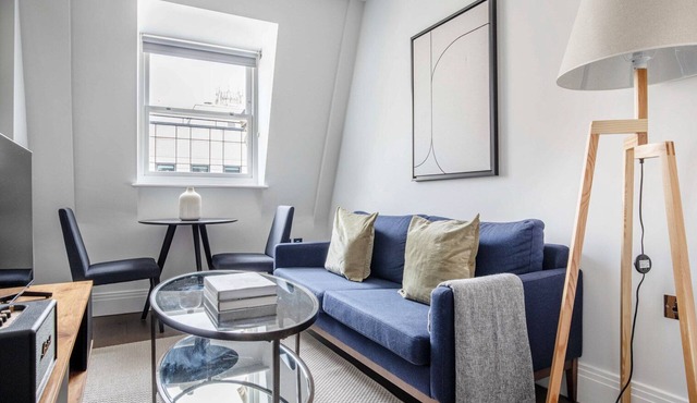 Trendy Holborn 1BR, w/Elevator nr Chancery Lane, by Blueground