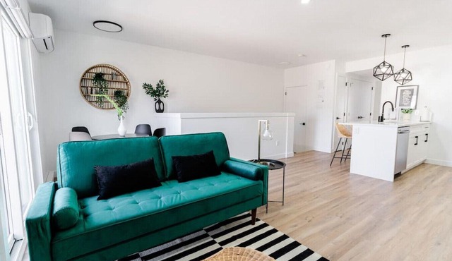 *Trendy Home | Free Parking | 7 min to Downtown*