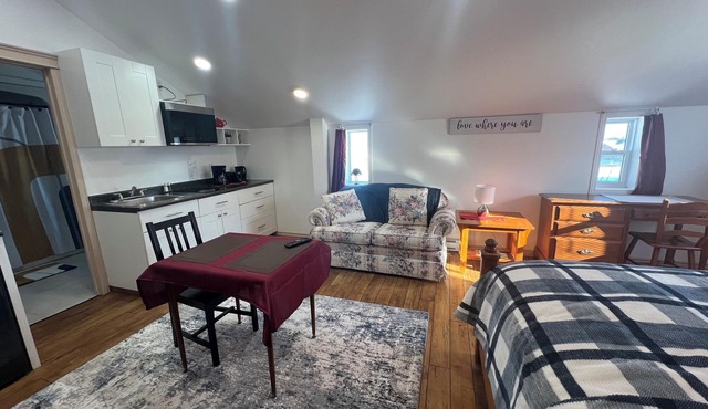 Trendy In-Town Studio | Fast WiFi & Work Desk