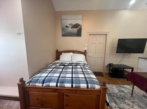 Trendy In-Town Studio - Fast WiFi & Work Desk