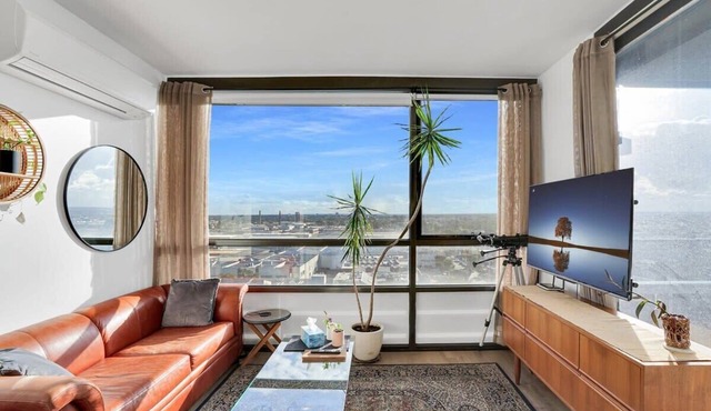 Trendy Inner-City Living Brunswick Apt. for Two!