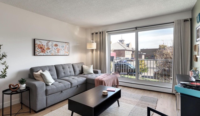 Trendy Kensington Condo - Fully Renovated !