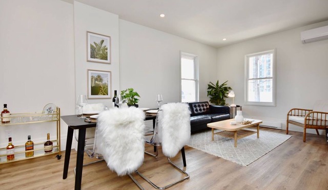 Trendy Lake View Suite Downtown