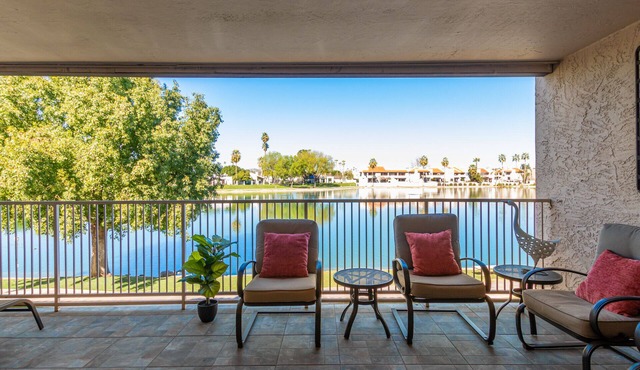 TRENDY Lakefront + 3 KING beds + HEATED pool